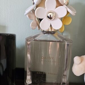 Marc Jacobs Daisy Eau So Fresh with Floral Cap